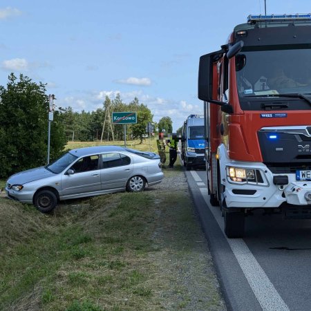 Kolizja w Grabowie na DK 61! Auto w rowie [ZDJĘCIA]