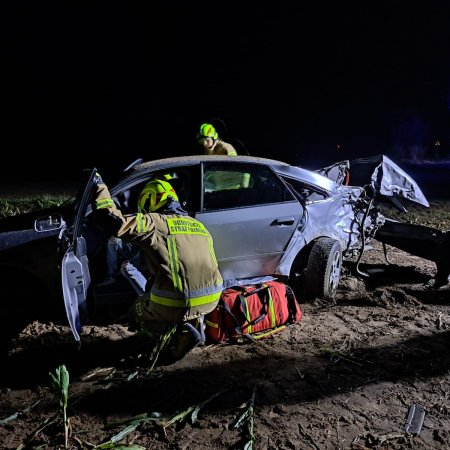 Groźny wypadek pod Ostrołęką: audi rozbite na drzewie, kierowca i pasażerka pijani! [ZDJĘCIA]