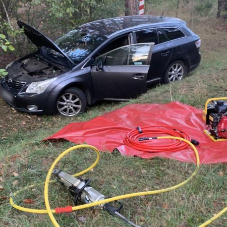 20-latka zasłabła za kierownicą toyoty – samochód w rowie