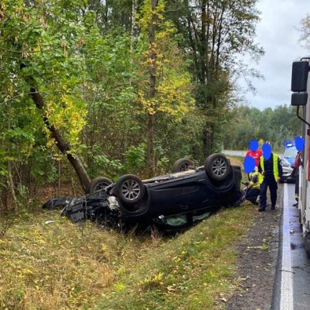 Tragiczny poranek na lokalnej drodze. Jedna osoba ranna po dachowaniu