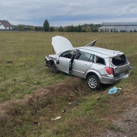 Wypadek w Myszyńcu Starym: Opel dachował w rowie