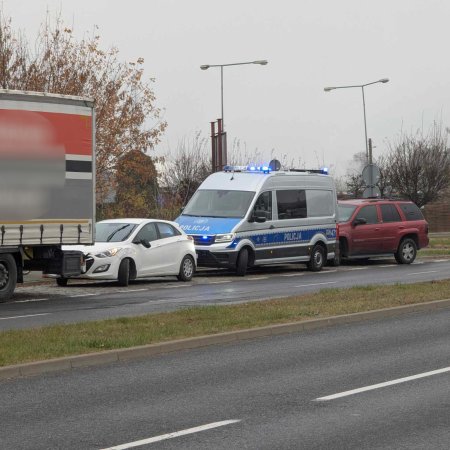 Kolizja na rondzie Kupiszewskiego: Hyundai vs. DAF [ZDJĘCIA]