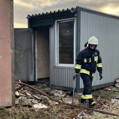 Pożar kontenera mieszkalnego w Goworówku – nikt nie ucierpiał, straty sięgają 20 tysięcy złotych [ZDJĘCIA]