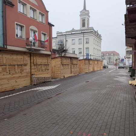 Świąteczne miasteczko rośnie w Ostrołęce. Przygotowania do II Kurpiowskiego Jarmarku Bożonarodzeniowego w pełni [ZDJĘCIA]