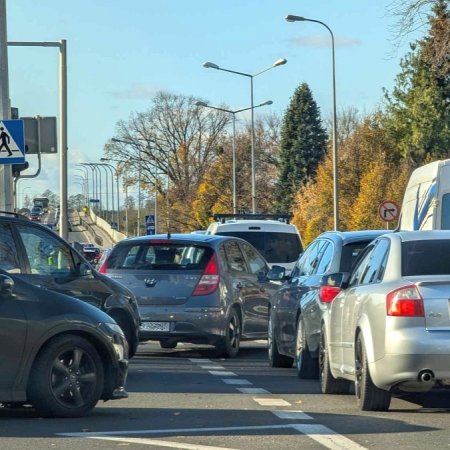 Zaduszki na ostrołęckich drogach. Piękna pogoda, korki i kolizja&nbsp;&nbsp;[ZDJĘCIA]