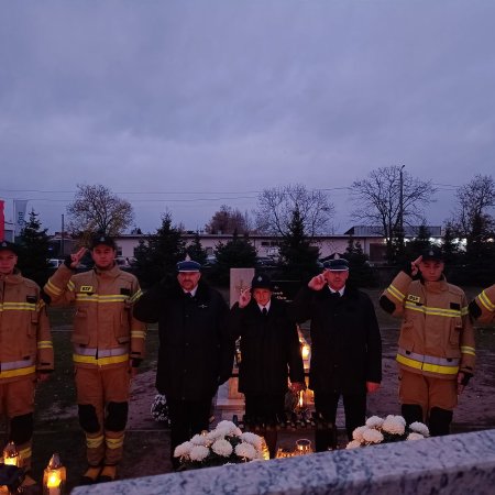 Strażacy z Troszyna oddali hołd zmarłym druhom [ZDJĘCIA]