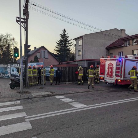 Zderzenie osobówki ze skuterem na skrzyżowaniu Witosa i Traugutta w Ostrołęce [ZDJĘCIA]