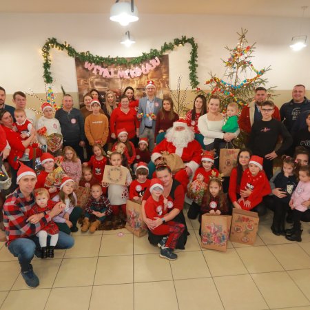 Mikołajkowa zabawa w Daniszewie: radość i uśmiechy najmłodszych