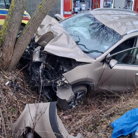 Wypadek w Szafrankach: Auto uderzyło w drzewo i zaczęło dymić [ZDJĘCIA]