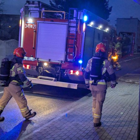 Jednostki gaśnicze w akcji na Poznańskiej. Co tam się wydarzyło? [ZDJĘCIA]