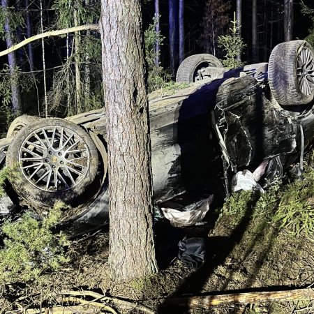 Dachowanie Porsche w Złotej Górze: Kierowca nie ucierpiał, służby apelują o ostrożność [ZDJĘCIA]