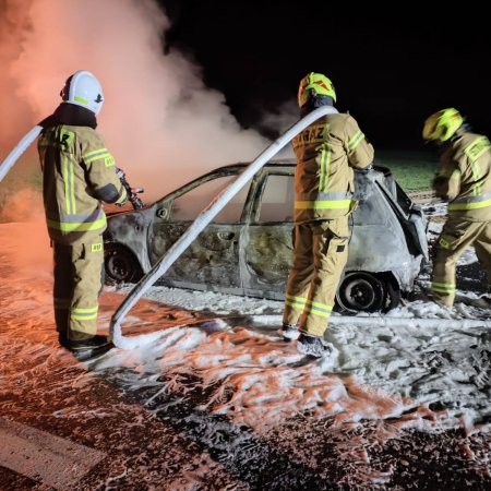 Pożar samochodu osobowego w Piaseczni: strażacy i policja w akcji [ZDJĘCIA]