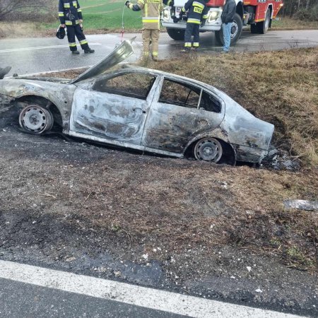 Pożar porzuconego samochodu w Ponikwi Małej – przyczyna nieznana [ZDJĘCIA]