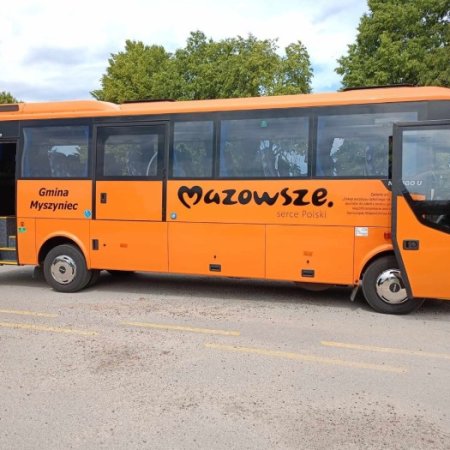 Nowy autobus dla uczniów z Myszyńca. Pomarańczowy gigant gotowy do drogi [ZDJĘCIA]