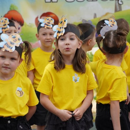 Popołudnie pełne atrakcji: Przedszkolaki z "Tęczowej Krainy" świętowały Dzień Rodziny! [WIDEO, ZDJĘCIA]