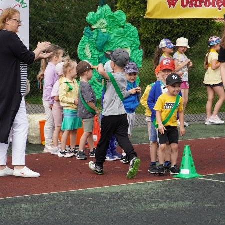 Przedszkolaki na "Zielonej olimpiadzie". Ekologiczna zabawa i sportowe zmagania w "Krainie Zaczarowanej Lokomotywy" [WIDEO, ZDJĘCIA]