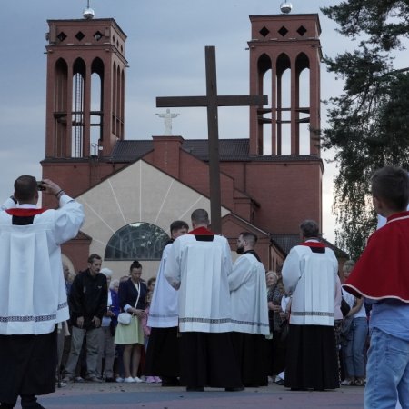 Minęło 20 lat od konsekracji kościoła Zbawiciela Świata w Ostrołęce: Droga Krzyżowa w blasku jubileuszu [WIDEO, ZDJĘCIA]