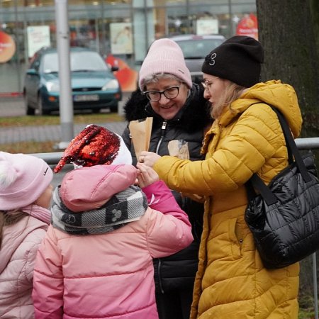 "Piernik za uśmiech" rozgrzał serca ostrołęczan [WIDEO, ZDJĘCIA]