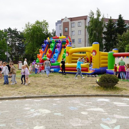 Przedszkolny Dzień Dziecka w “Bajkowej Krainie” [ZDJĘCIA]