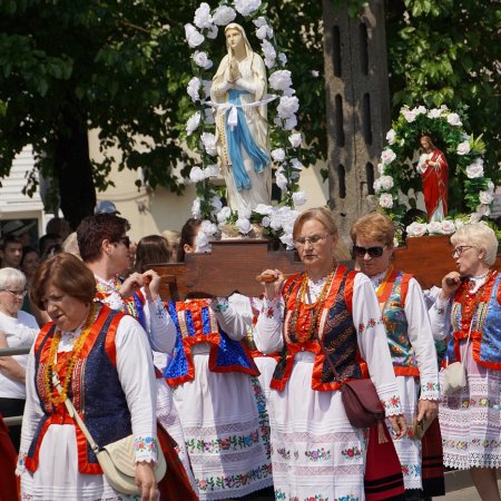 Boże Ciało 2024. Tradycja, wiara, Kurpie. Piękna procesja w Myszyńcu [ZDJĘCIA, WIDEO]