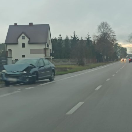 Niebezpieczna sytuacja pod Ostrołęką: W autobus wiozący pasażerów uderzyła osobówka