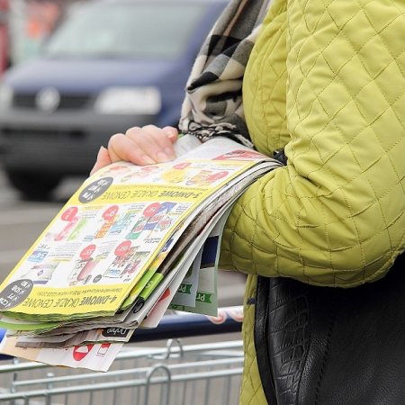 Nowy trend na rynku. Sklepy wydają coraz więcej gazetek. Jednocześnie ograniczają liczbę promocji 