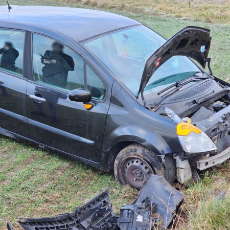 Wypadek na trasie Ostrołęka - Goworowo: dachowanie auta osobowego [ZDJĘCIA]