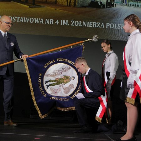 "Czwórka" z imieniem i sztandarem! Żołnierz Polski patronem ostrołęckiej szkoły [WIDEO, ZDJĘCIA]