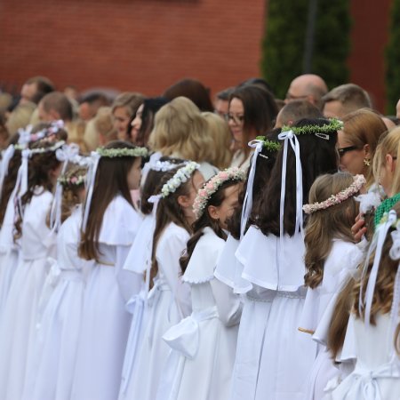 Pierwsza Komunia Święta w parafii Zbawiciela Świata w Ostrołęce [ZDJĘCIA]