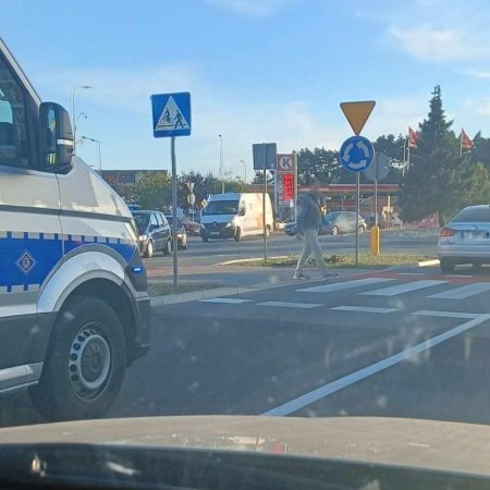 Wypadek na rondzie: rowerzysta w szpitalu