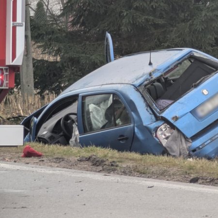 Wypadek na trasie Ostrołęka–Różan. Dachowanie auta w Kordowie [ZDJĘCIA]