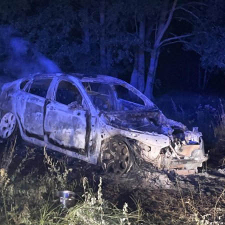 Pożar auta w Olkowej Kępie. Z samochodu niewiele zostało