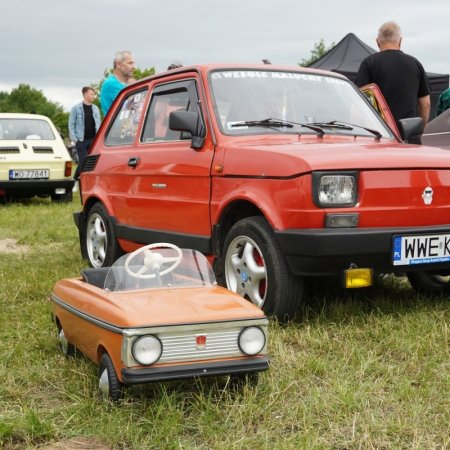 Rzekuń hucznie powitał lato! Parada zabytkowych aut i piknik rodzinny [WIDEO, ZDJĘCIA]