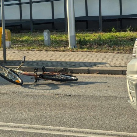 Wypadek na ścieżce rowerowej: rowerzysta trafił do szpitala