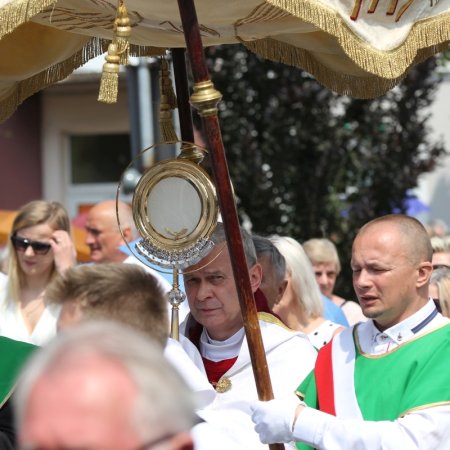 Boże Ciało w Ostrołęce: Uroczysta procesja z kościoła św. Antoniego [WIDEO, ZDJĘCIA]