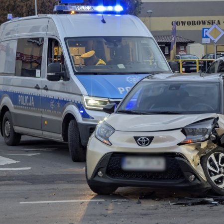 Wypadek na ruchliwym skrzyżowaniu w centrum Ostrołęki [ZDJĘCIA]