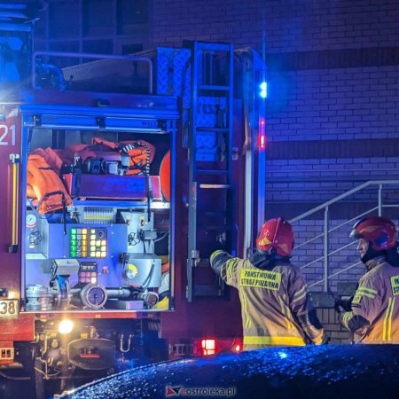 Dramatyczne chwile w Łysych: Kierowca uciekł z płonącego mercedesa