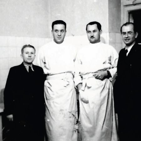 Dr Zygmunt Lipiński ( z lewej) i dr Ryszard Ostaszewski (z prawej) – w środku w białych fartuchach.  Fot. Archiwum Szpitala