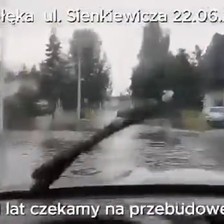 Ulica Sienkiewicza znów była pod wodą. "Od lat czekamy..." [WIDEO]