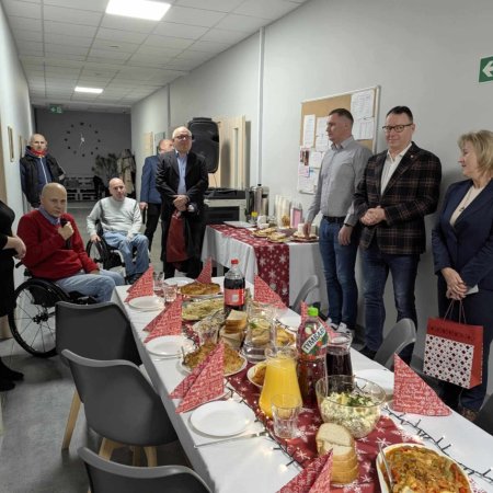 Wigilijne spotkanie w Centrum Integracji Społecznej: Świąteczna atmosfera i wzruszające życzenia [ZDJĘCIA]