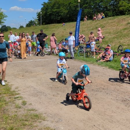 Młodzi mistrzowie dwóch kółek na plaży miejskiej! 150 zawodników w rowerowych zmaganiach w Ostrołęce [WIDEO, ZDJĘCIA]