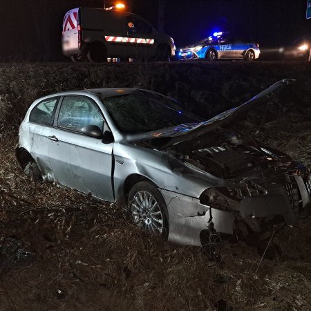 18-latka straciła panowanie nad autem. Alfa Romeo w rowie [ZDJĘCIA]