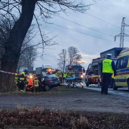 Wypadek w Kordowie. Dwie osoby ranne w zderzeniu opla z ciężarówką [WIDEO, ZDJĘCIA]