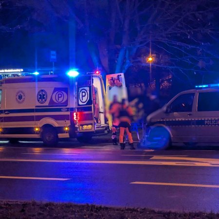 52-latek zasłabł na przystanku. Szybka reakcja policjantek zapobiegła tragedii w Ostrołęce