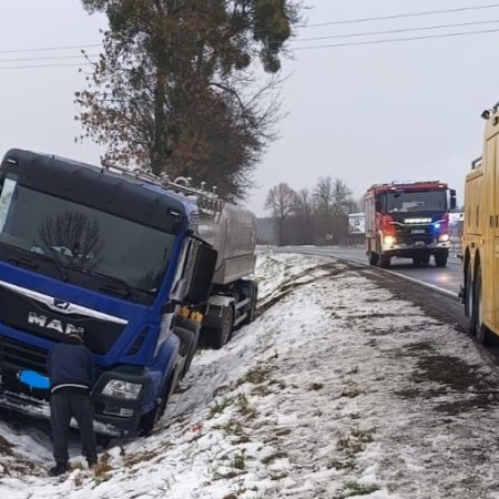 Niebezpieczna sytuacja na drodze: nagranie z kamery pokazuje, jak niewiele brakowało do tragedii! [WIDEO]