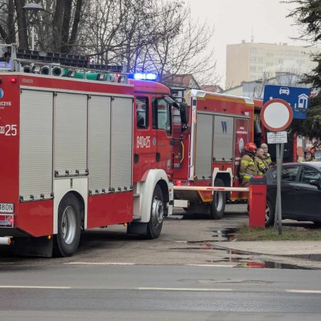 Niebezpieczny alarm w Ostrołęce – strażacy na miejscu w kilka minut! [ZDJĘCIA]