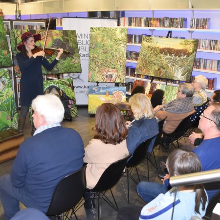 Wieczór pełen barw i kontrastów w Gminnej Bibliotece Publicznej w Kadzidle [ZDJĘCIA]