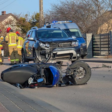 Poważny wypadek w Rzekuniu: motocykl zderzył się z autem osobowym [ZDJĘCIA]