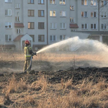 Groźny pożar w Ostrołęce. Ogień objął 30 arów w pobliżu bloków na osiedlu Centrum [WIDEO, ZDJĘCIA]