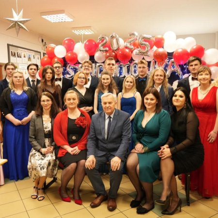 Studniówka 2025 w Liceum Klasycznym: Tradycja w nowej odsłonie, czyli... bez poloneza